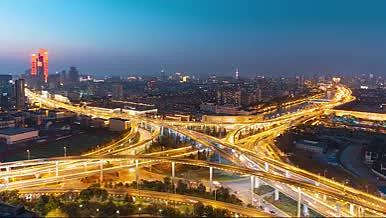 夜晚城市高架桥川流不息的车流视频的预览图